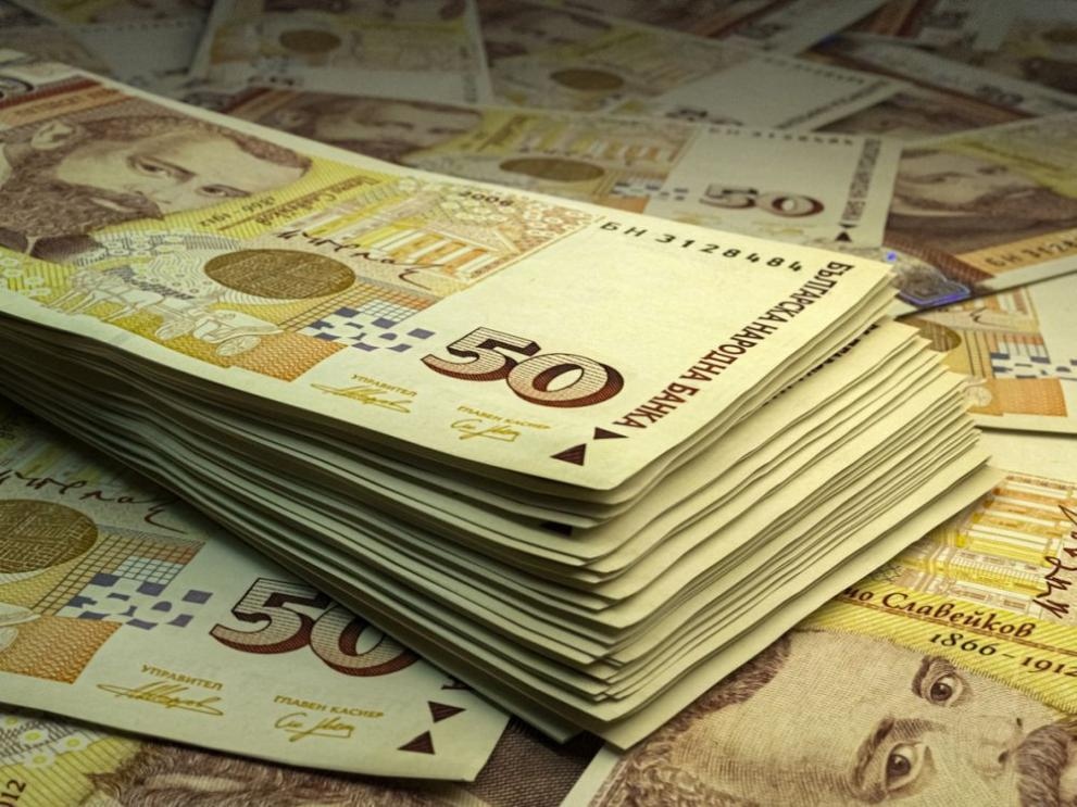 В края на април в обращение в страната са били