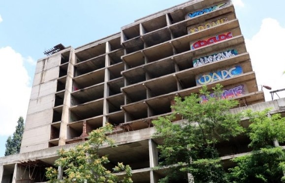 Директорът на Здравната инвестиционна компания която отговаря за  е освободен