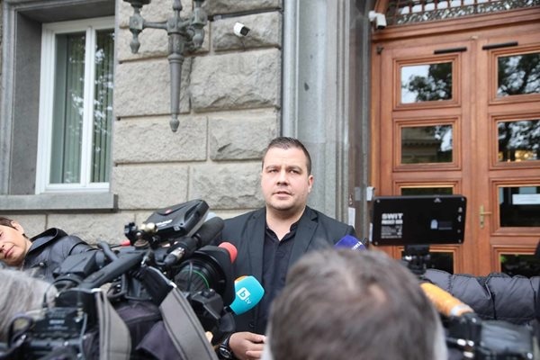 Да има ли извънредно заседание на парламента както настояват от