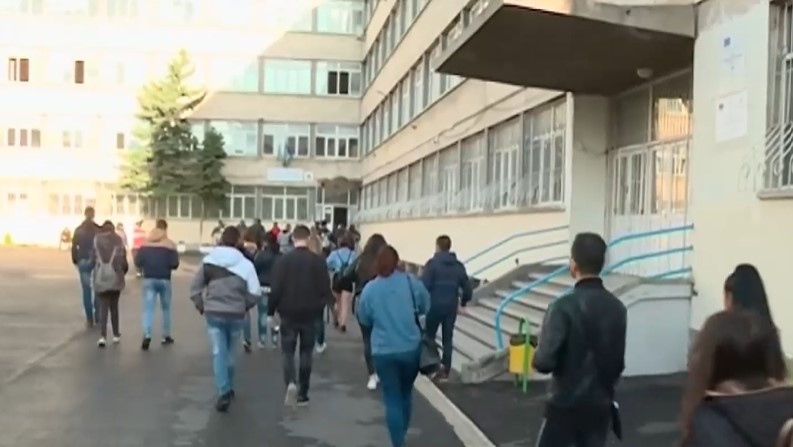 Над 46 000 зрелостници ще пишат по Вариант 1 на