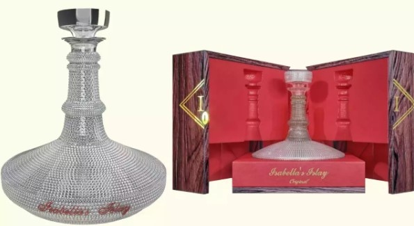 Дестилираната алкохолна напитка от уиски се прави от ферментирала зърнена