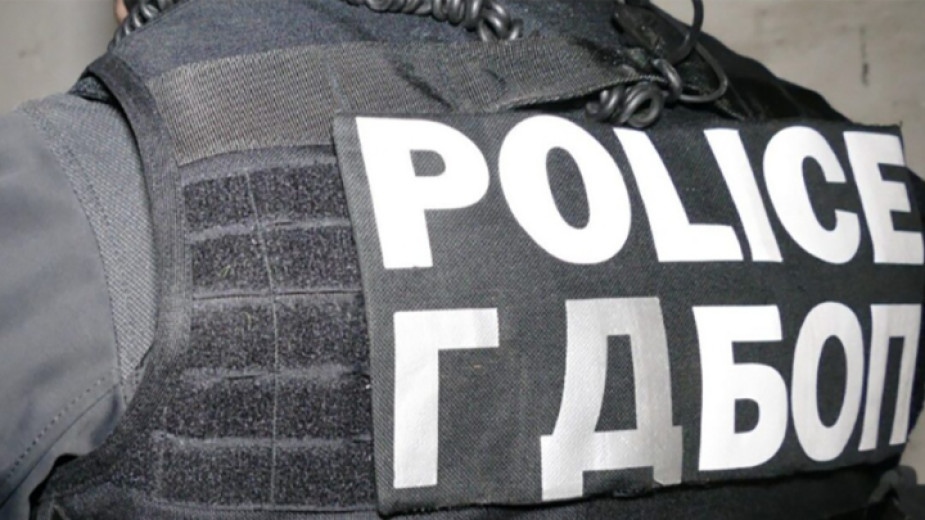 Трима мъже представители на телекомуникационна компания са арестувани при операция