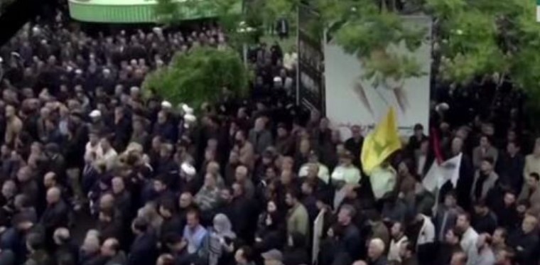 Хиляди иранци отдават почит на загиналия президент Ебрахим Раиси В