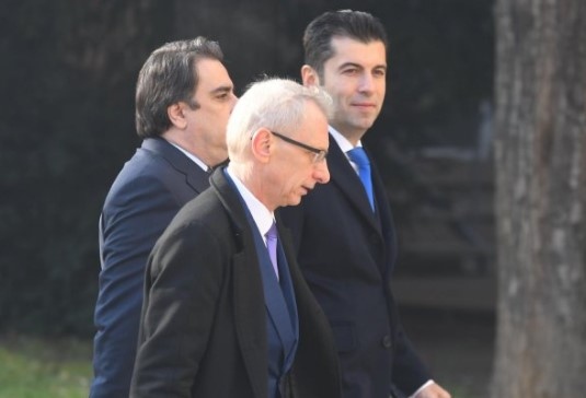 В разгара на предизборната кампания парламентът се събра извънредно заради