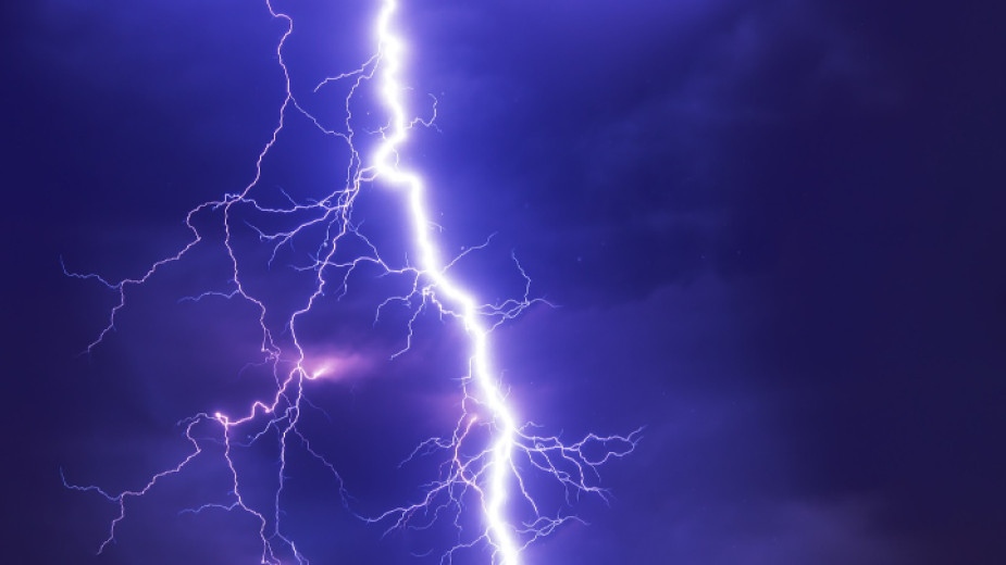 Мълния удари 30 годишен мъж в столичния квартал Младост Сигналът към