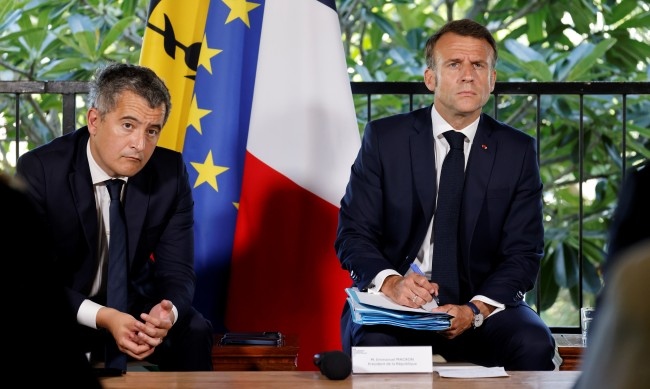 Президентът Еманюел Макрон пристигна в Нова Каледония рано тази сутрин