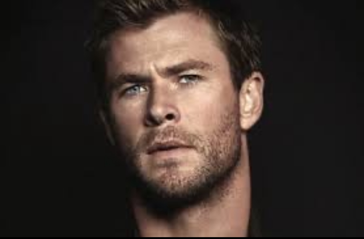 Крис Хемсуърт беше удостоен със своя звезда на Алеята на