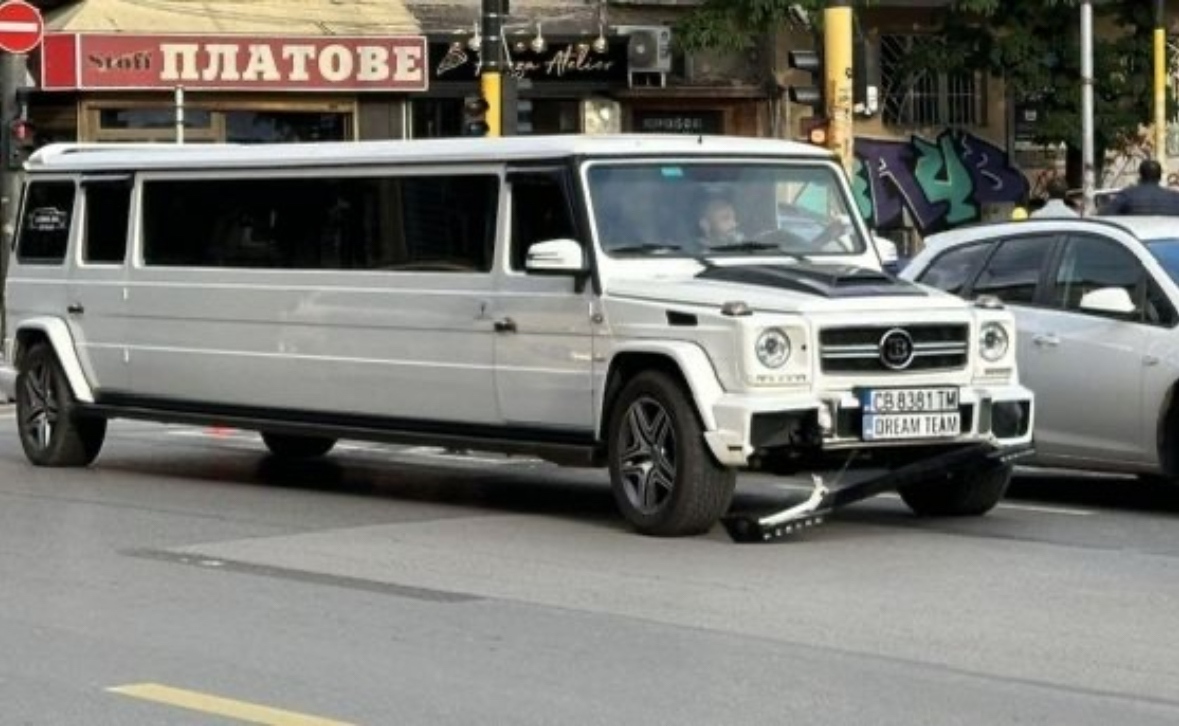 Бяла лимузина с абитуриенти катастрофира на централния булевард Патриарх Евтимий