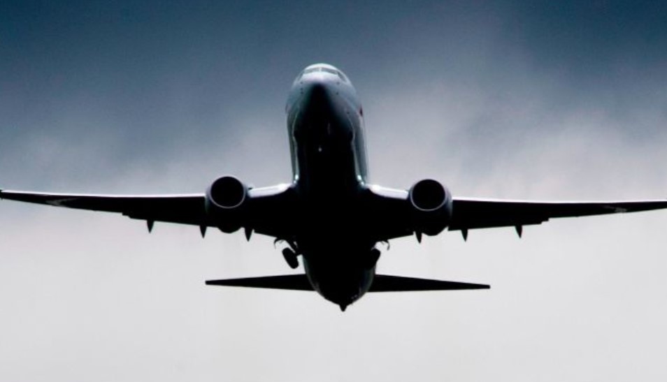 Шестима пътници и шестима членове на екипажа на полет на авиокомпанията