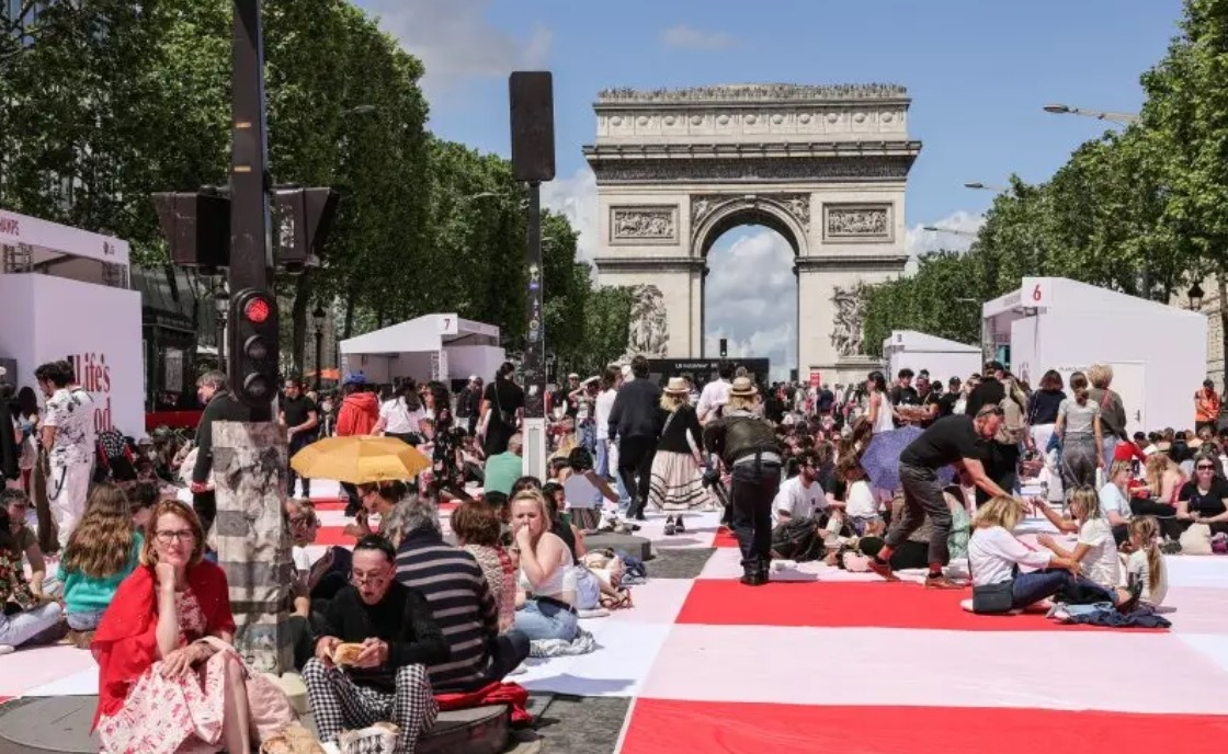 Най известният булевард в Париж Шан з Елизе се превърна в място