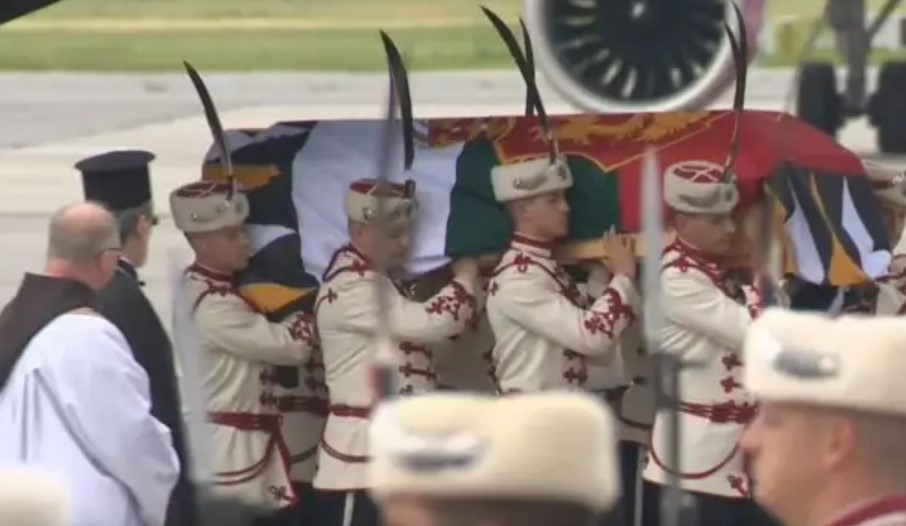 Военният самолет с тленните останки цар Фердинанд кацна на летище