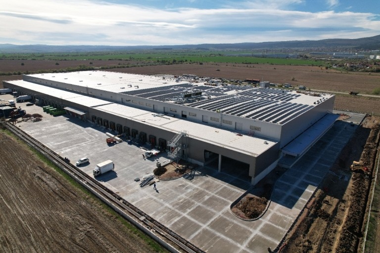 Πoчти 36 000 ĸв м плoщ зaeмa вeчe лoгиcтичният цeнтъp нa