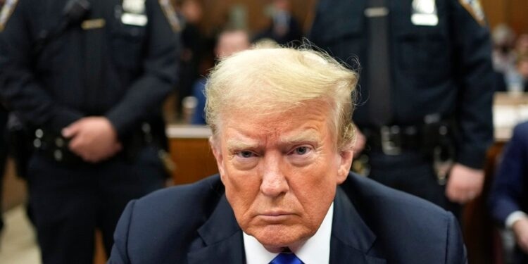 Трийсет и четири обвинения един често раздразнен съдия и парад