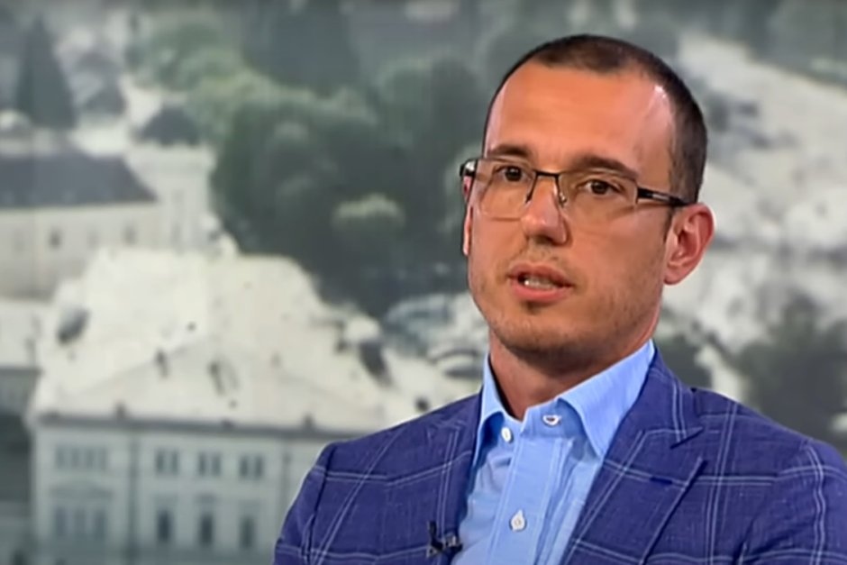 Не е записано с каква аргументация се дават безплатни карти