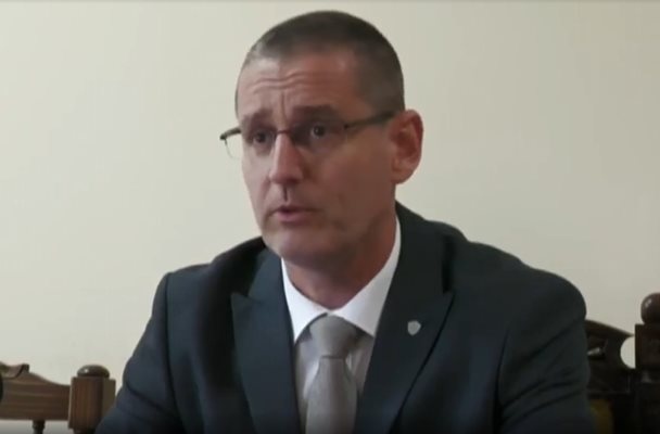 Полицаят стрелял по кола с младежи в Плевен ще бъде