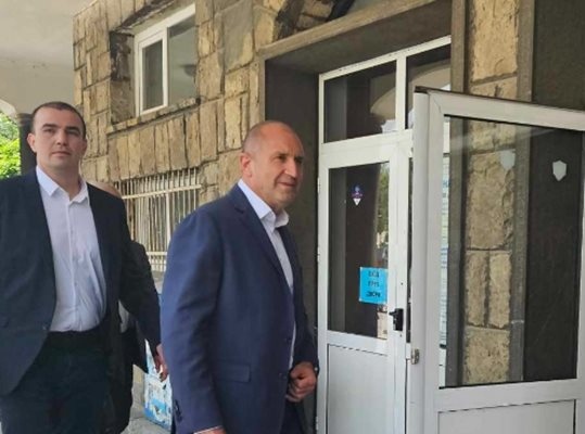 Държавният глава Румен Радев упражни правото си на глас в Професионалната гимназия по