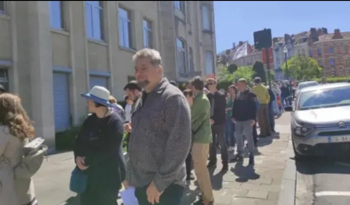 Дълга опашка се изви пред постоянното ни представителство в Брюксел