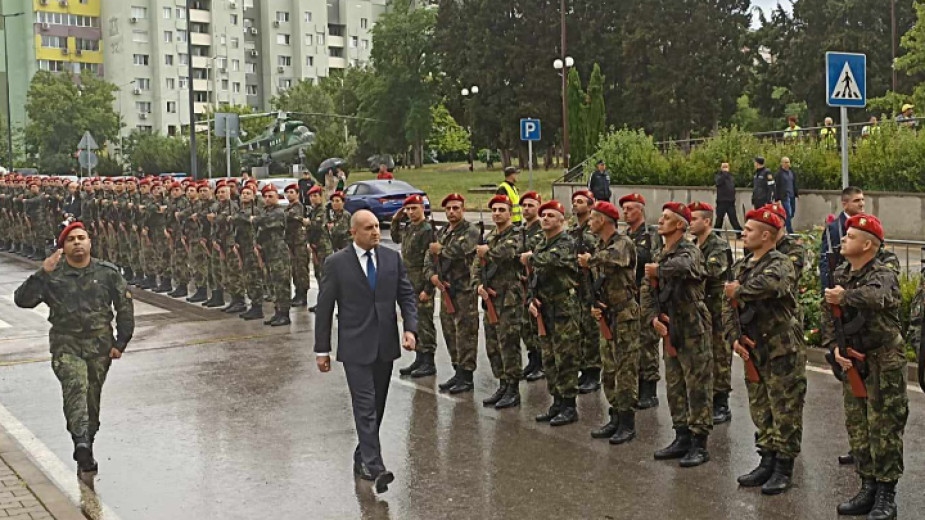Трябва да се осигури някаква начална военна подготовка за младото