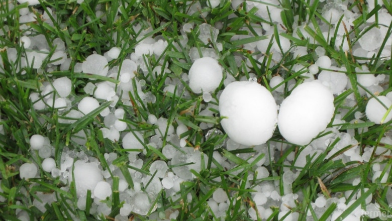 След унищожителната градушка в град Шипка продължава възстановяването на покривите