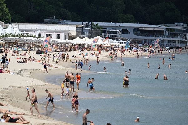 32 33 до 37 38 градуса следващите пет дни Евентуално ще има