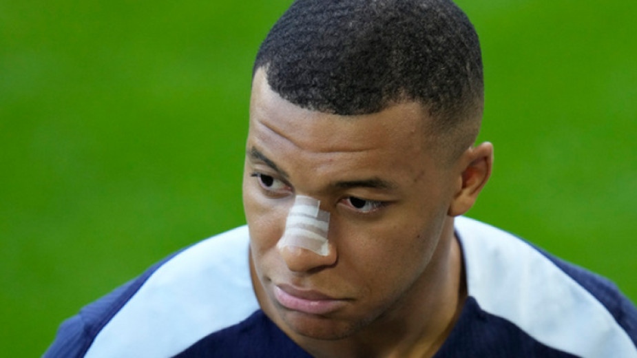 Килиан Мбапе поднови тренировки с националния отбор на Франция носейки