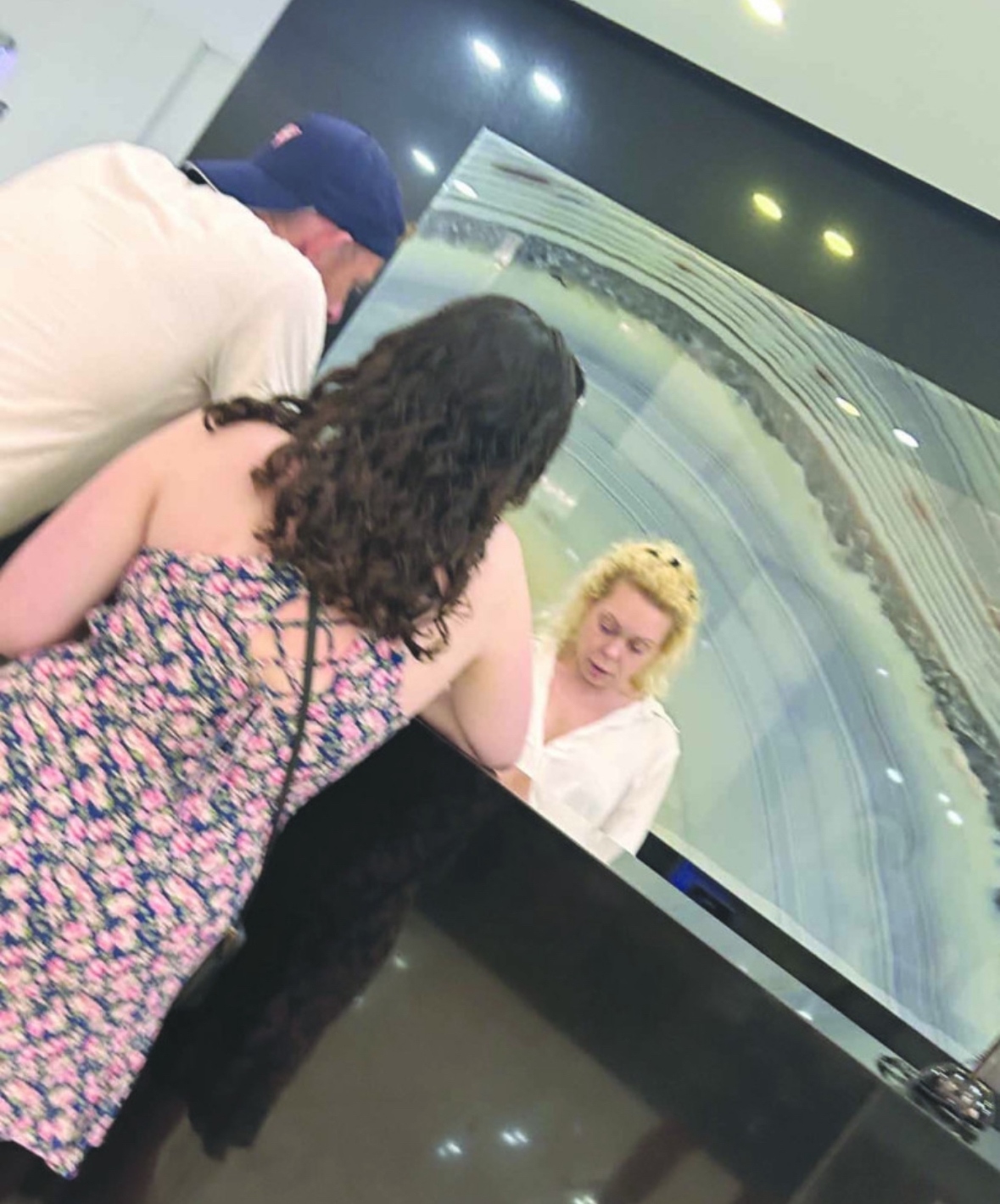 Албена Вулева смени рязко попрището си и стана рецепционистка в