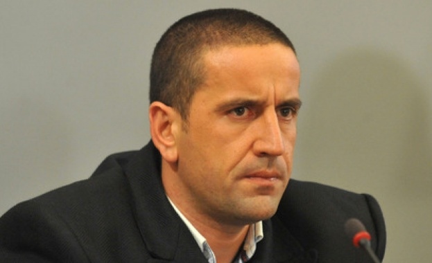 Консултациите които започват да текат са едни театрални представления Всички