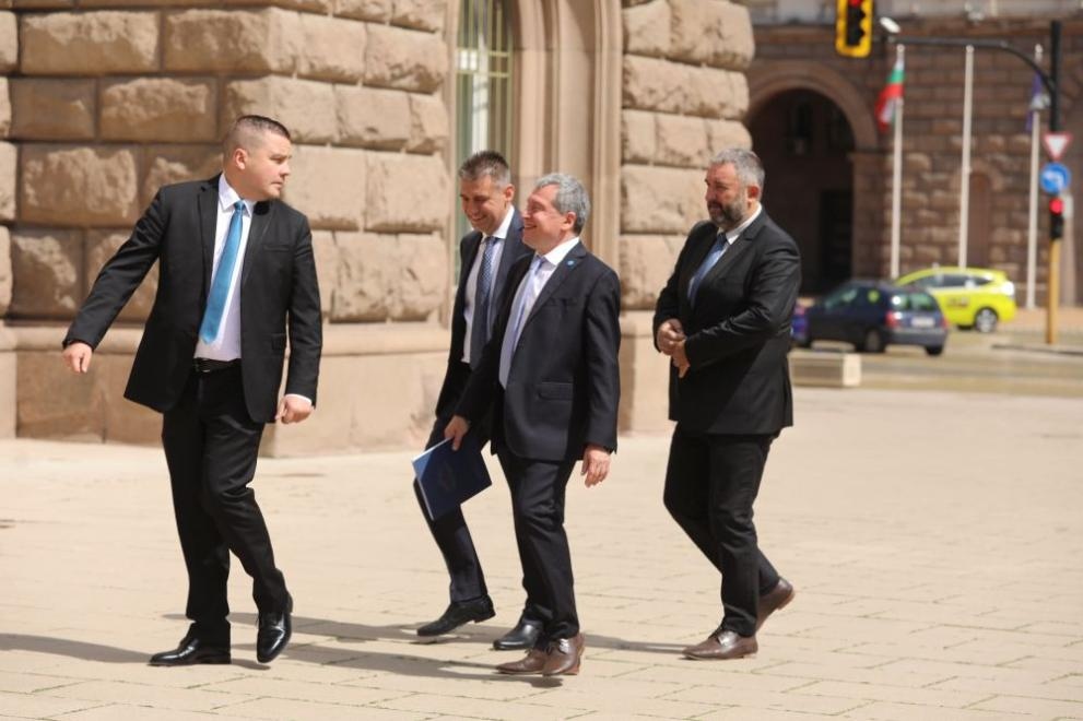 Представители на парламентарната група на Има такъв народ отидоха на