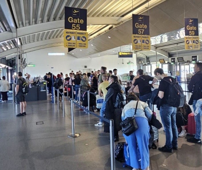 След 15 часа чакане на Летище Станстед в Лондон полетът