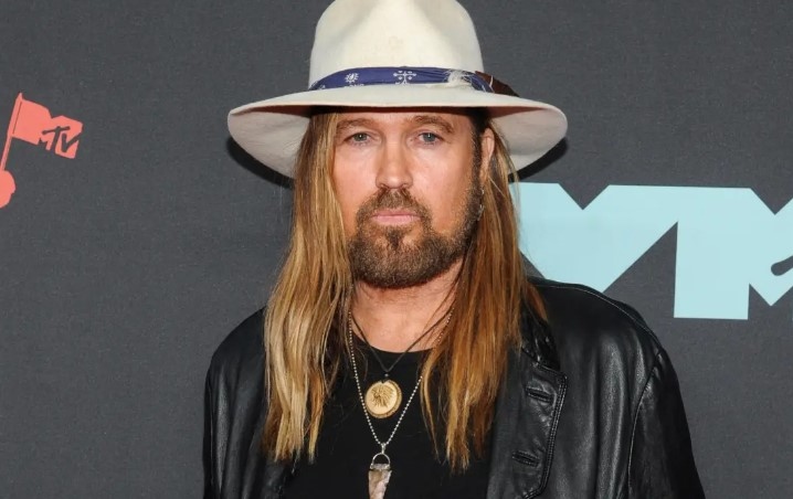 Били Рей Сайръс твърди че е бил малтретиран от съпругата