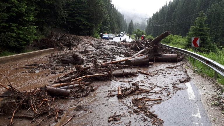 Порой премина над Тетевен около 17 часа днес Проливният дъжд