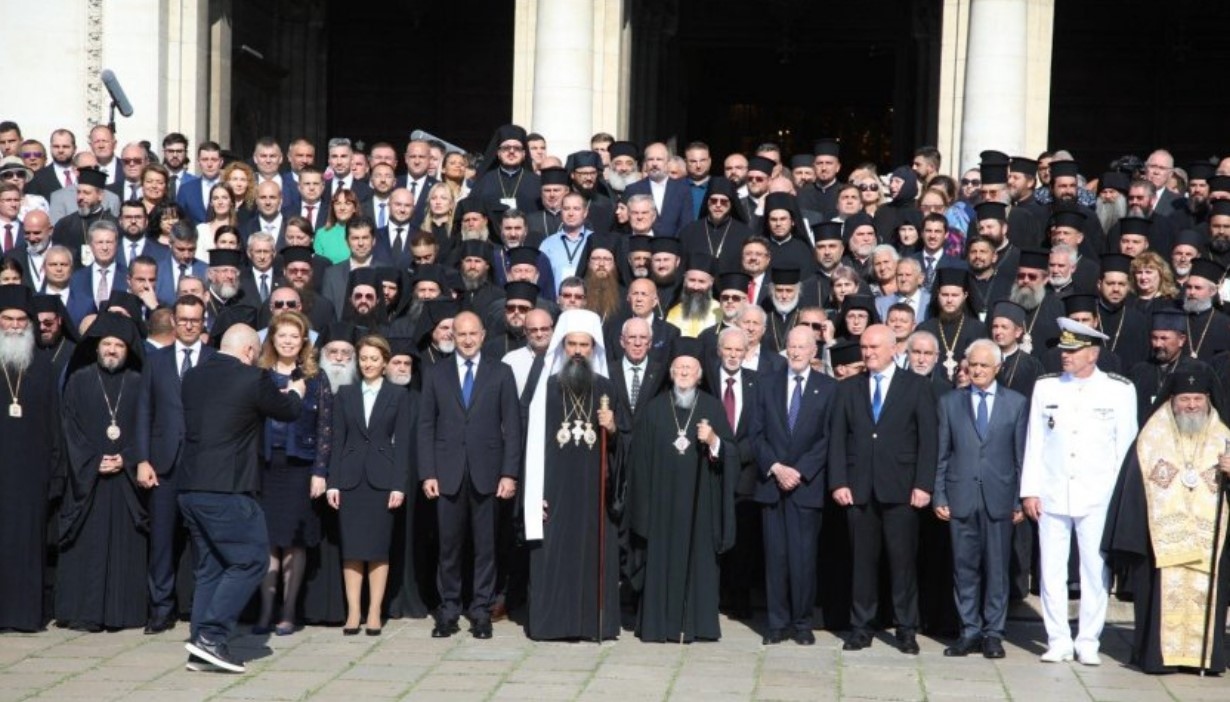 В катедралния храм Св Александър Невски се проведе интронизацията на