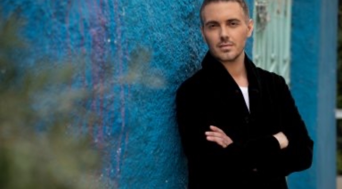 Той е най успешният изпълнител в южната ни съседка за първото