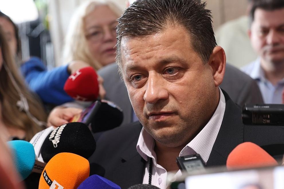 Има много тежко зависими депутати обвързани в различни финансови схеми