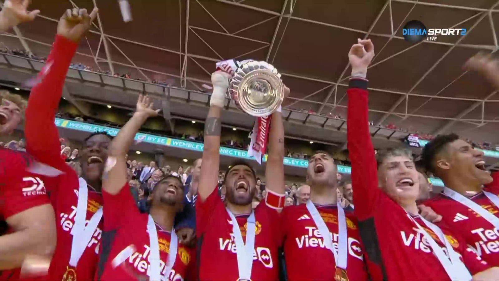 Английският гранд Манчестър Юнайтед е предложил да съкрати 250 служители