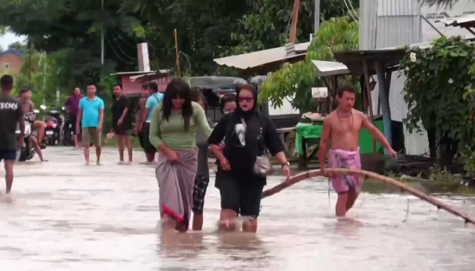 Проливните мусонни дъждове причиниха мащабни наводнения свлачища и срутвания на