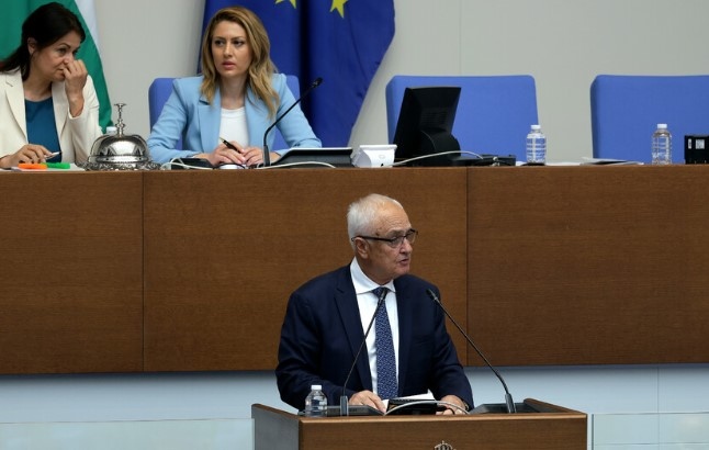 Изпращането на въоръжени или невъоръжени български военнослужещи в Украйна по