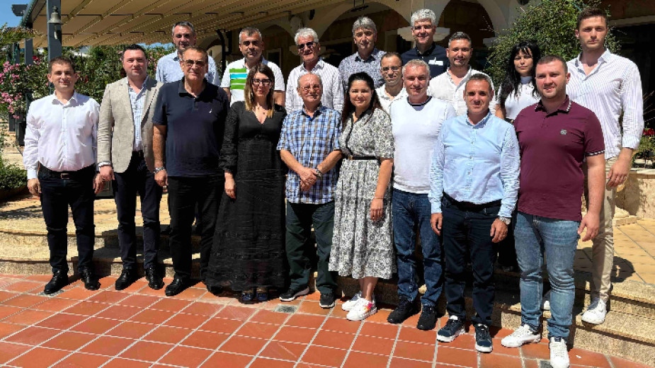 По неофициална информация днес предстои среща между почетния председател на