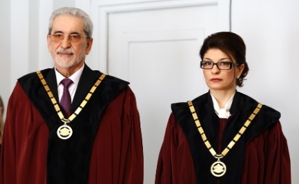 Почти половин година след като встъпиха в длъжност като конституционни