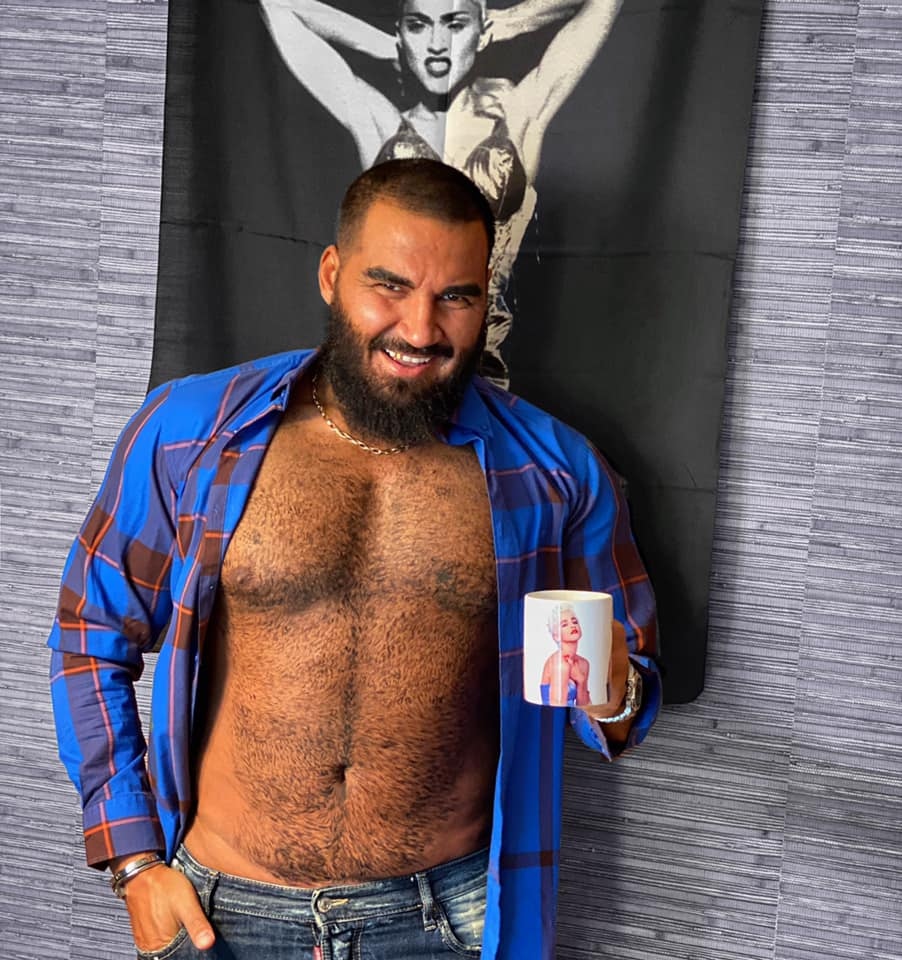 Азис се върна отново в детството си Попфолк певецът сподели