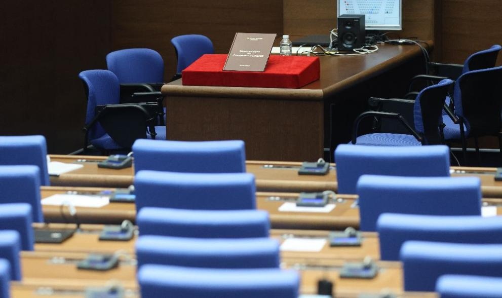 Зам председателят на НС Росица Кирова обяви че са изключени депутати