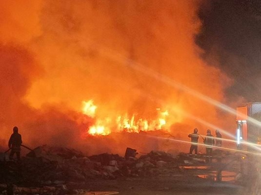 Голям пожар вилнее в пловдивската Шекер махала сигнализираха местни жители