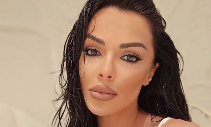 От няколко месеца Галена ходи по участия със суперлуксозен джип