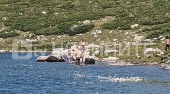 Снимки изпратени до bTV показват как петима души се разхлаждат