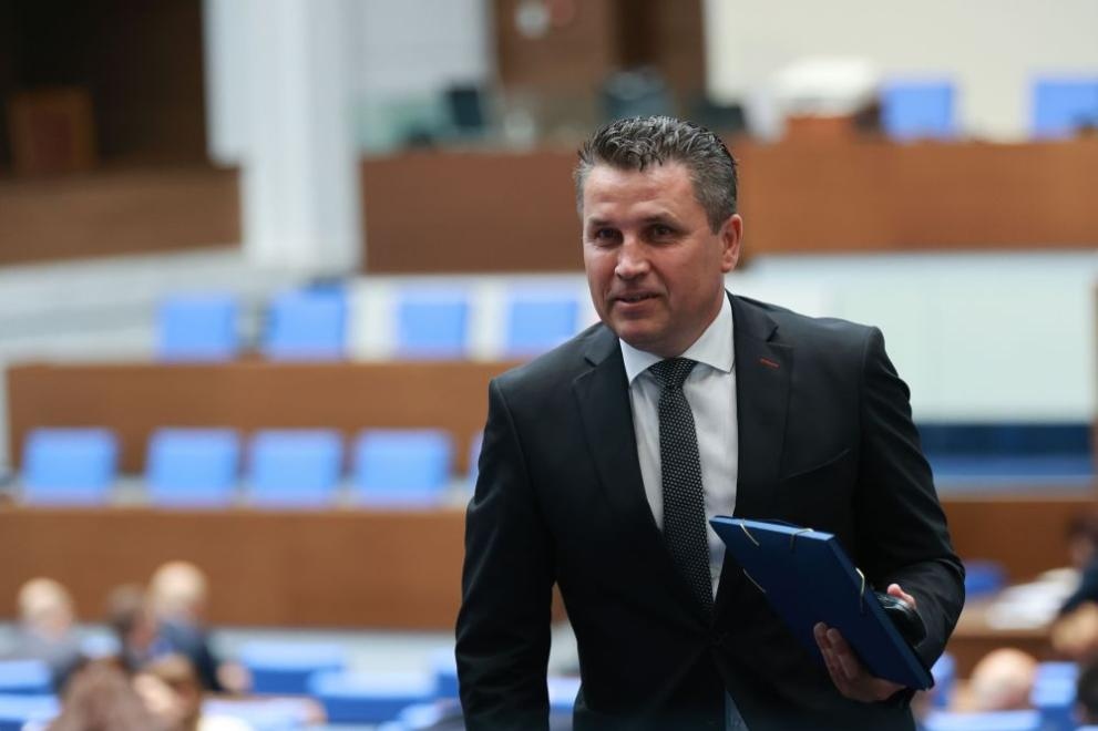 Още един депутат напусна парламентарната група на ДПС Хюсни Адем