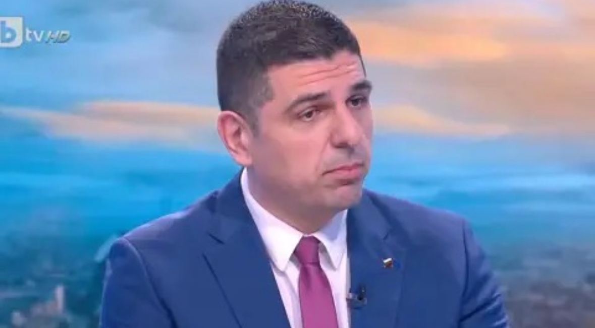 Нека Румен Радев да отговори защо Делян Пеевски е със