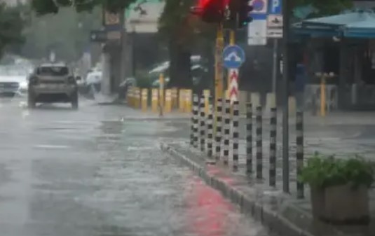 Дъжд се изсипа над София малко след 17 30 часа днес