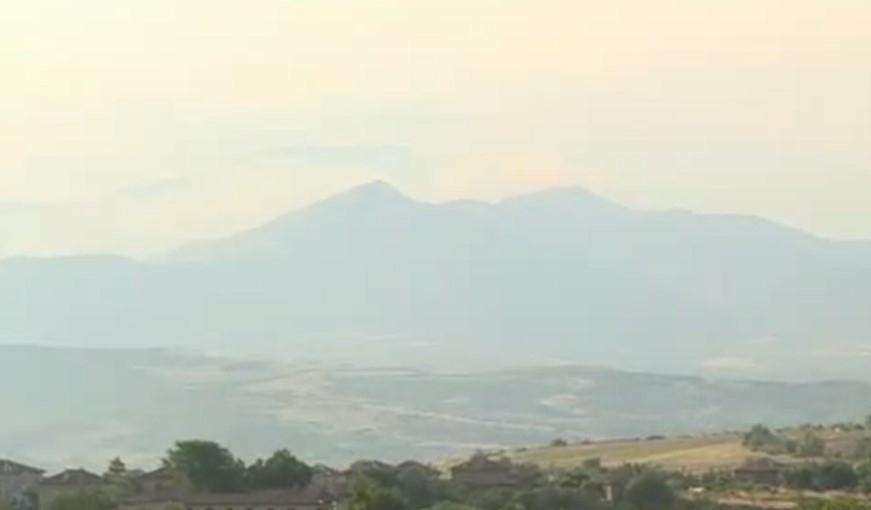 Пожарникарите и горските служители от Благоевград полагат усилия за да