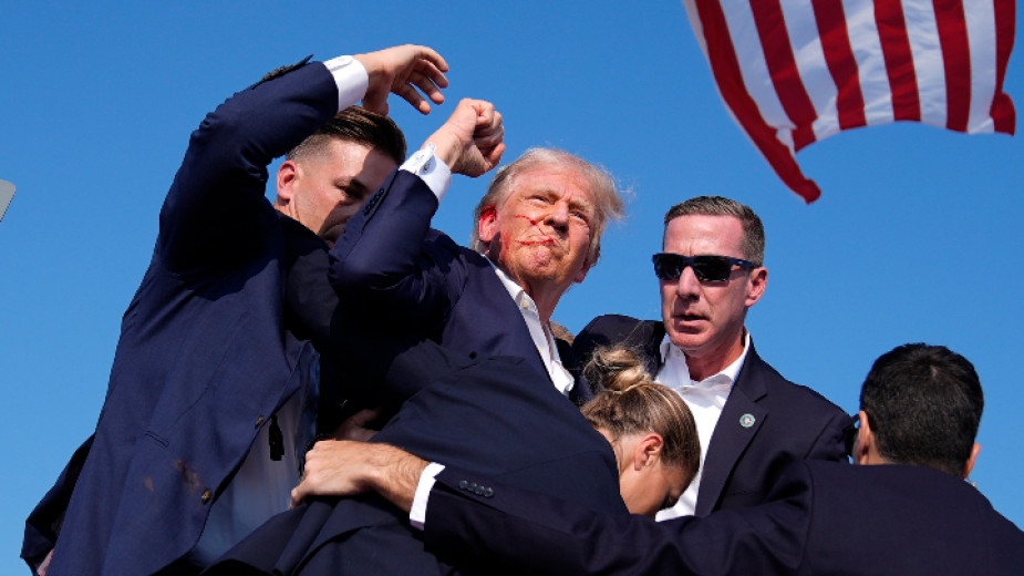 Бившият американски президент Доналд Тръмп бе прострелян в дясното ухо