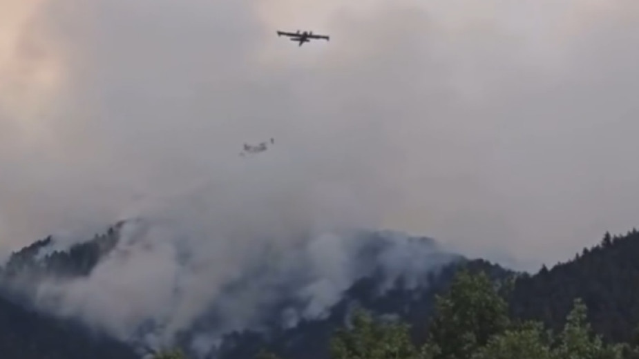 Френските самолети вече гасят пожара при българо гръцката граница Те бяха
